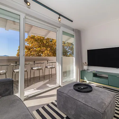 Pied-a-terre By Belmont Realty * Zára